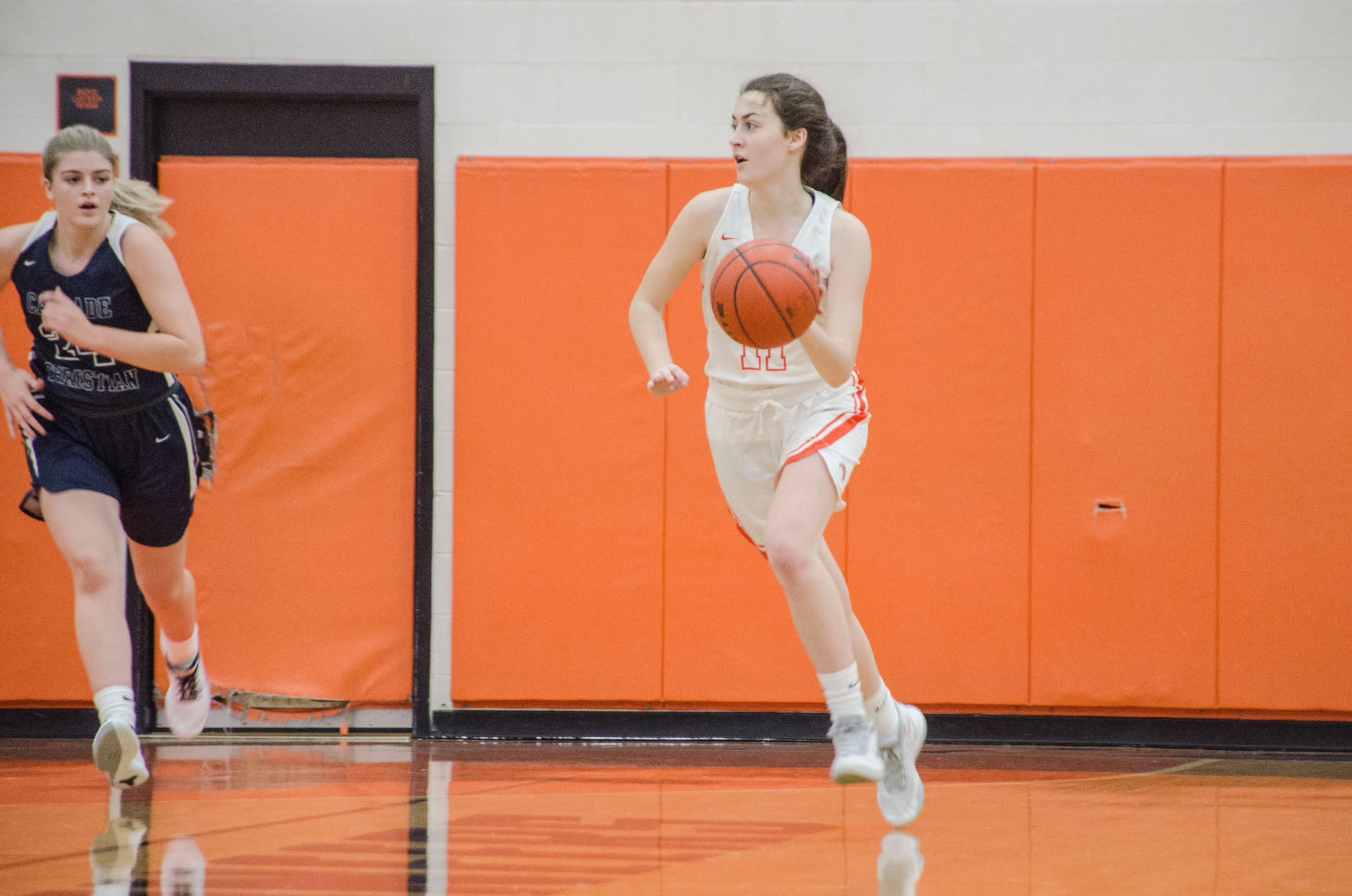 200102.sports.rainiergirlsbasketball.er4.jpg